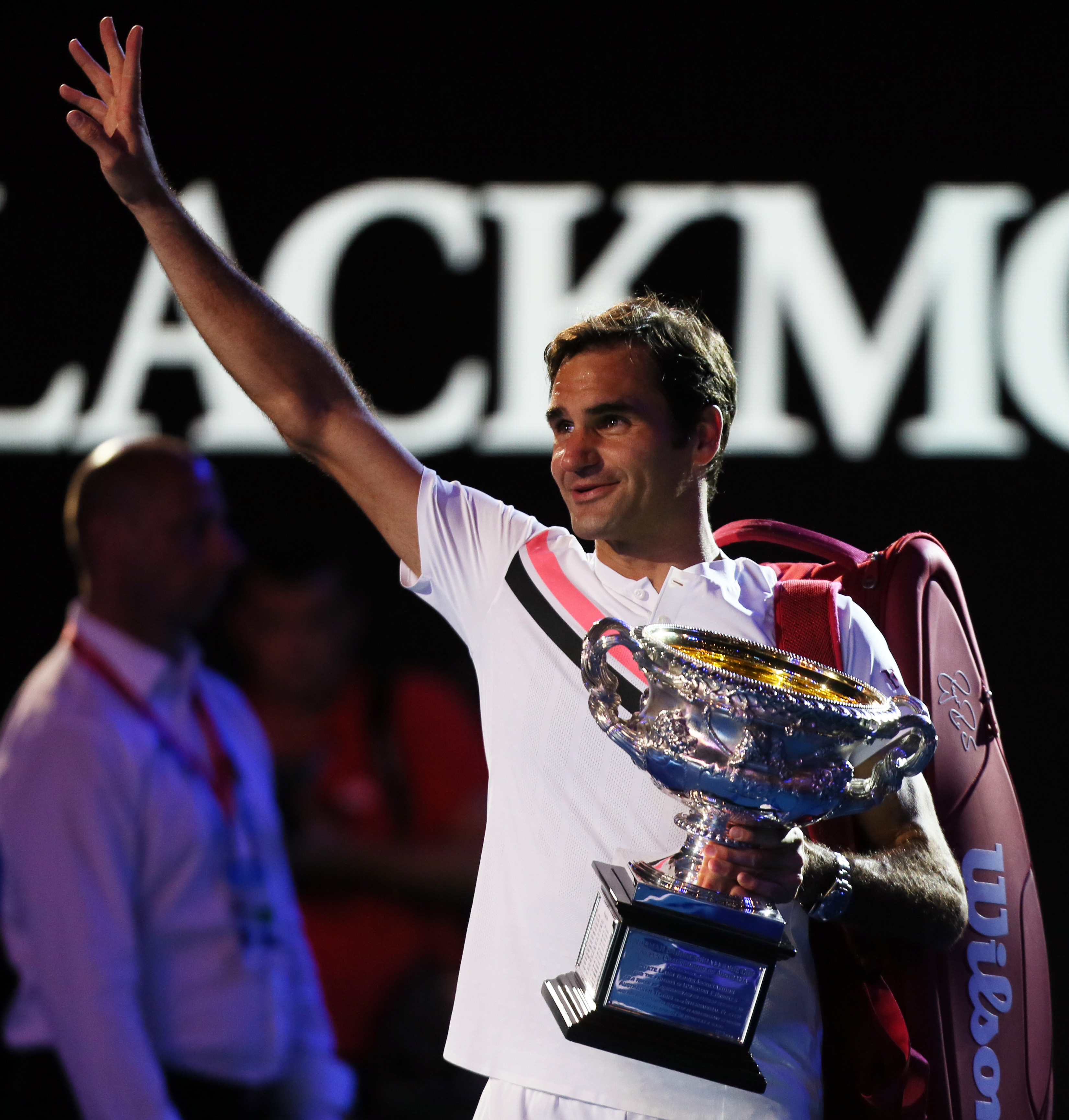 震撼！费德勒在游泳赛场险胜对手！