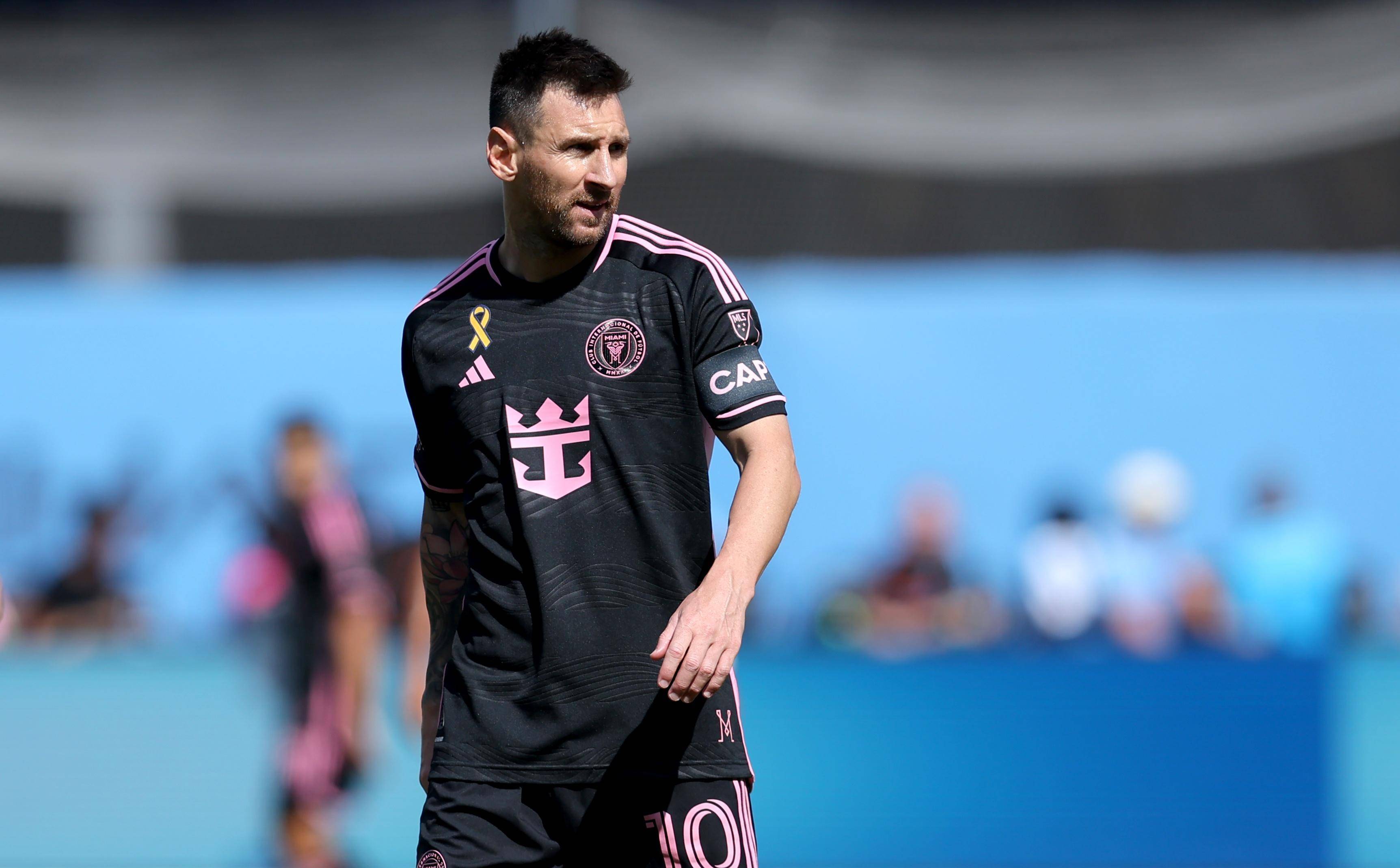 C罗巅峰对决，莱万多夫斯基与40激战利物浦分钟，精彩发挥胜负难料！